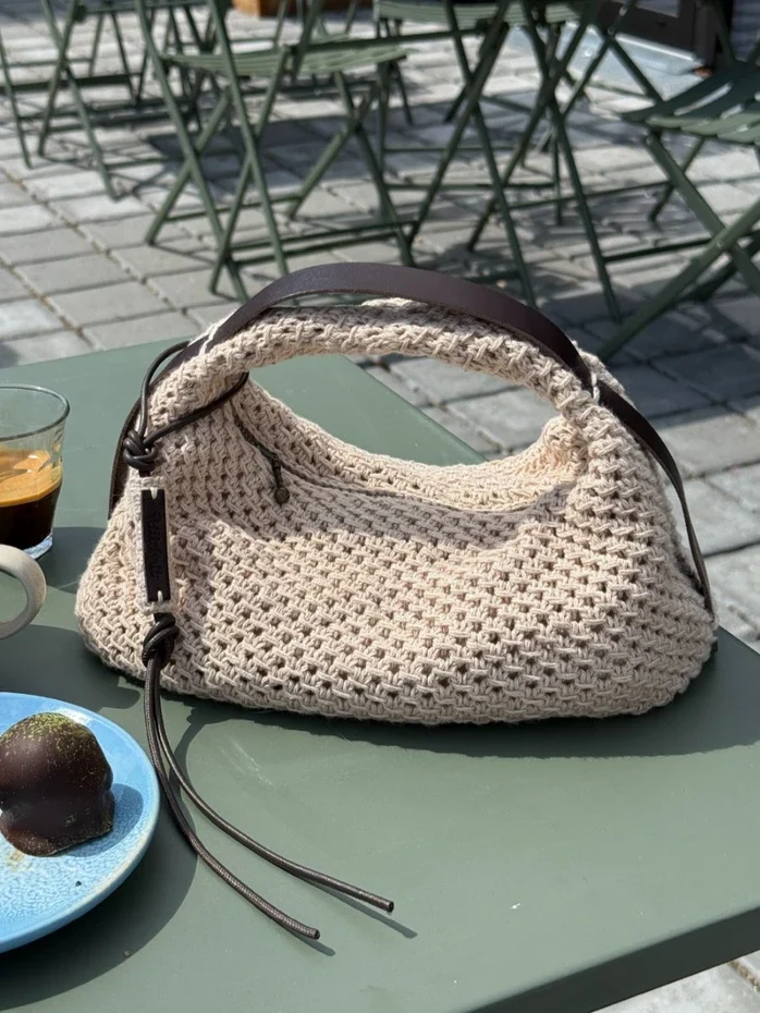 6c5a6c05580fe55f5ff3a2d7ca62549a.webp PetiteKnit Juno Bag (Papirutgave) - Bilde 1