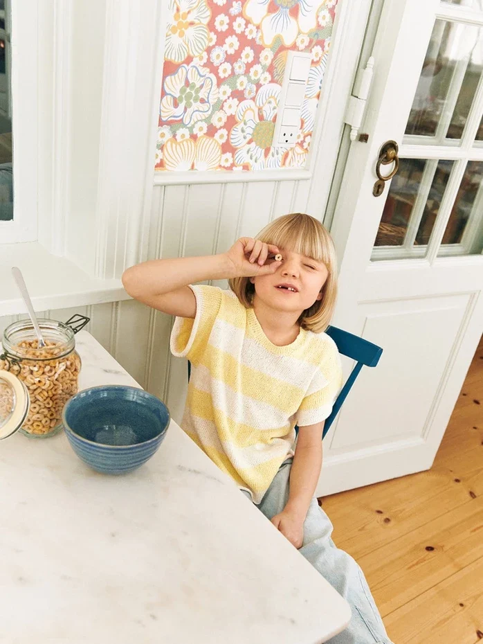 0635d6ebdab3b9cda220b1d0d9012b18.webp Sommerbarn og baby Enkeltoppskrift 2603, nr.6, Rowan Tee Junior - Bilde 1