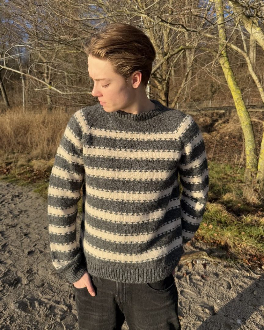 a8e9adb328d79b55614d9dd02c5a97d9.jpg PetiteKnit Key Sweater Man (Papirutgave) - Bilde 1