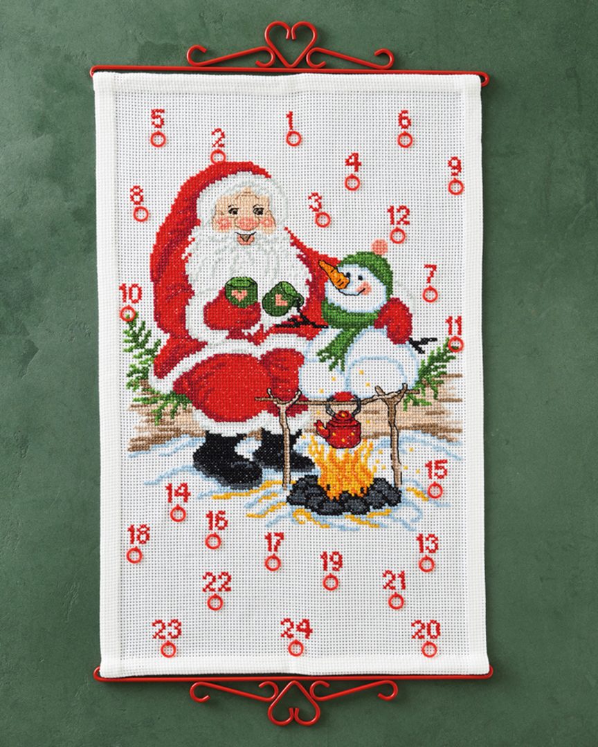 15c3563ee98887540f3393dd896d6881.jpg Julekalender med julenissekos med snømann og bål - Bilde 1