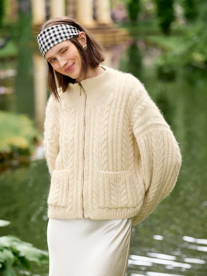250c4f8e97ecf19cbc85d8d81d258bc0.webp DIY Enkeltoppskrift 2606, nr.7, Kaja Jacket - Bilde 1