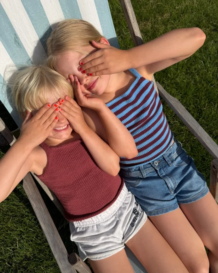 8f73ef14e8012bc3e1a2b70ba2e8c21c.webp PetiteKnit Emmy Top Junior (Papirutgave) - Bilde 1